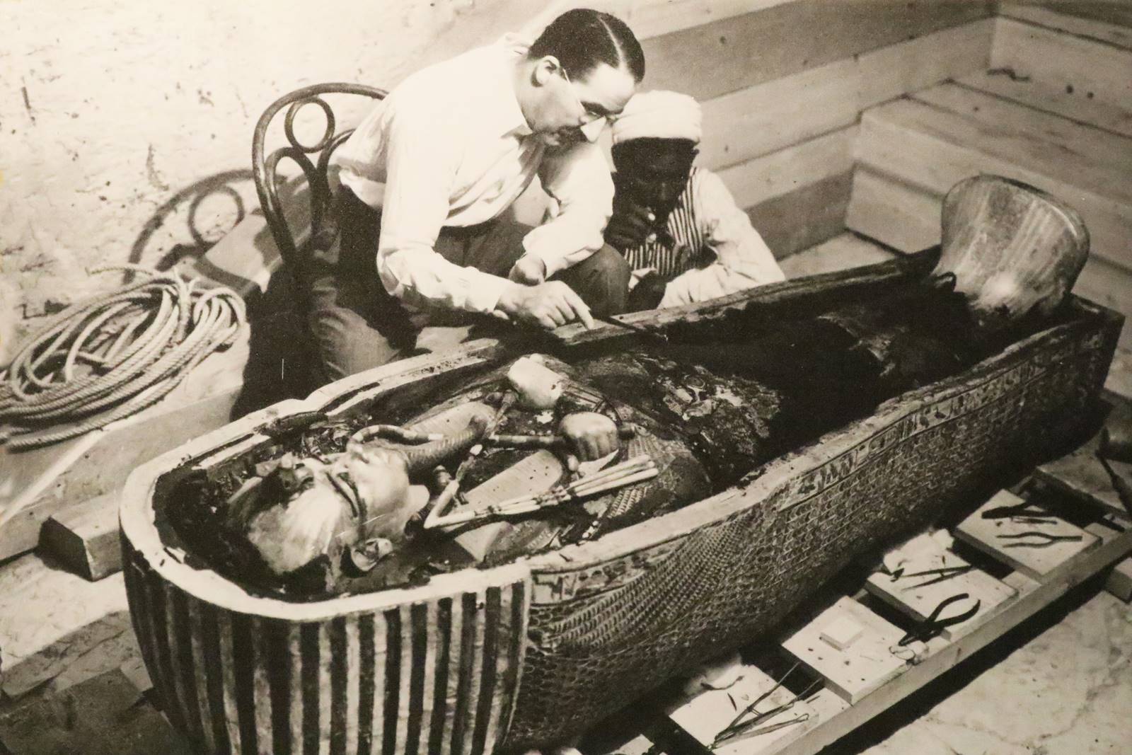 Howard Carter découvre le cercueil en or et la momie de Toutankhamon