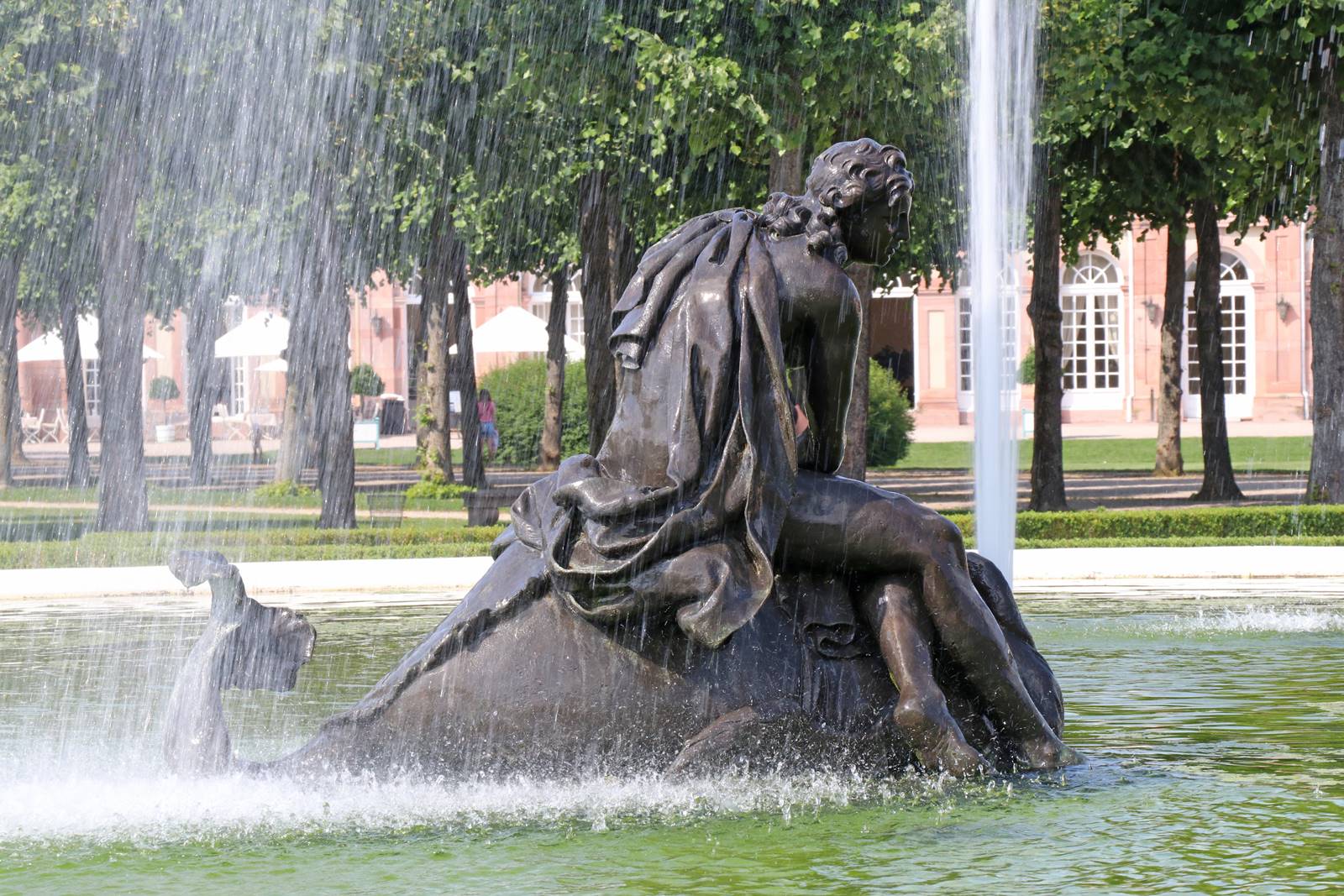 Fontaine d'Arion assis sur un dauphiin
