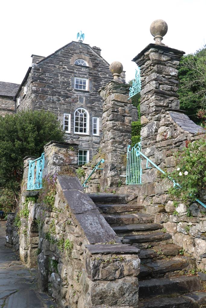 Plas Brondanw Wales (3) Plas Brondanw Wales (3)